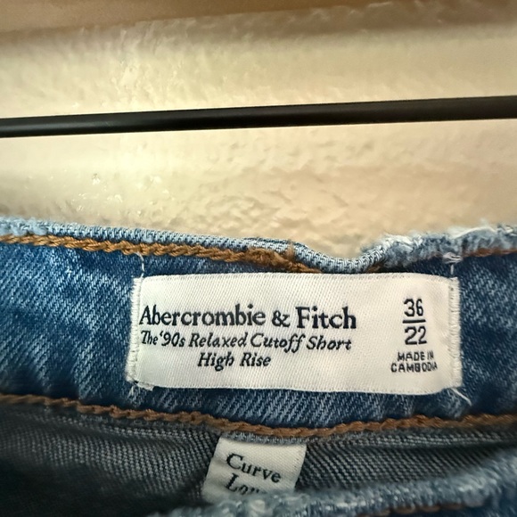 Abercrombie & Fitch The 90’s Relaxed Cutoff High Rise Shorts - Picture 2 of 3